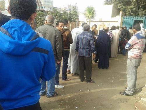 بالصور : إقبال الناخبين بمدرسة الثانوية العسكرية ببلبيس للاستفتاء على الدستور 2 3