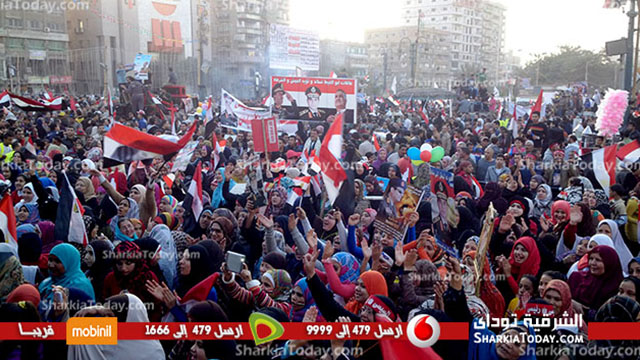 بالصور : تزايد اعداد المشاركين فى احتفالات الذكري الثالثة بثورة 25 يناير امام ديوان عام المحافظة 6 4