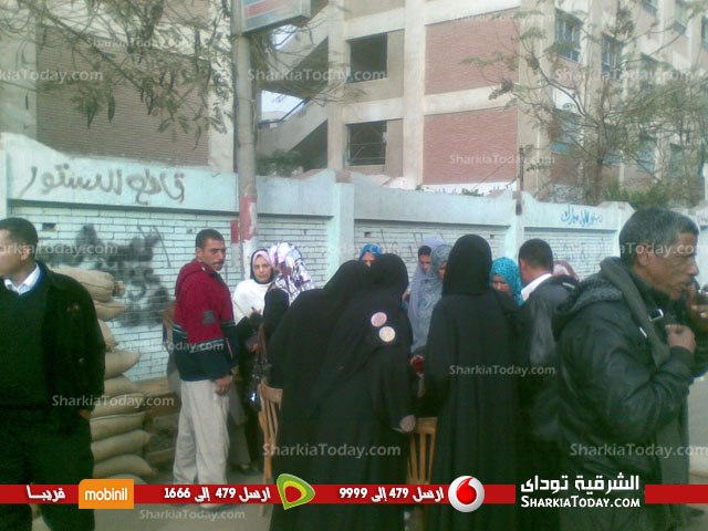 بالصور.. توافد السيدات لمدرسة الثورة بأبوحماد 1 5