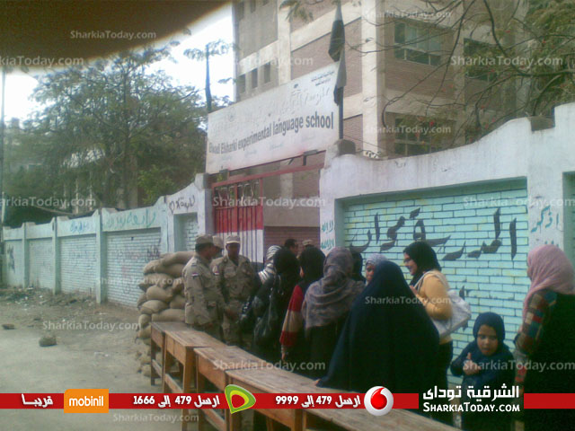 بالصور.. الجيش يساعد السيدات فى مدرسة الوادى الغربي لغات بأبوحماد 2 5