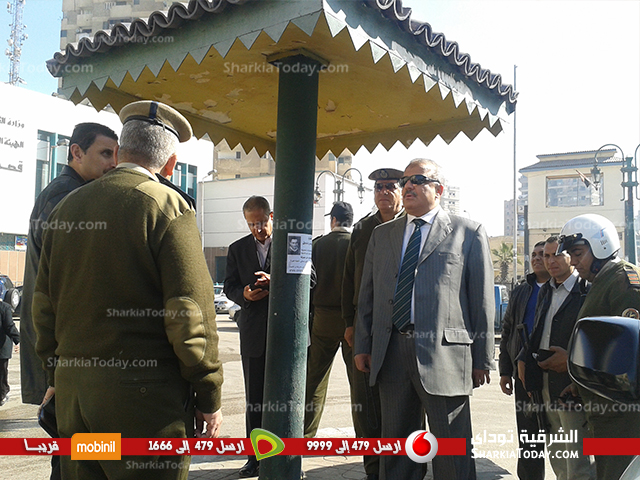 مدير امن الشرقية يتفقد الحالة الامنية امام مبني المحافظة بالزقازيق 1 56