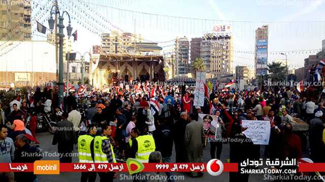 بالصور : تزايد اعداد المشاركين فى احتفالات الذكري الثالثة بثورة 25 يناير امام ديوان عام المحافظة 1 6
