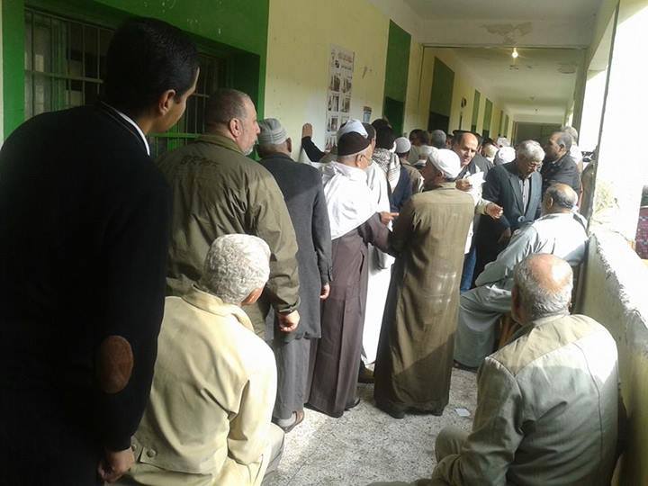 بالصور : إقبال الناخبين بمدرسة الثانوية العسكرية ببلبيس للاستفتاء على الدستور 1 6