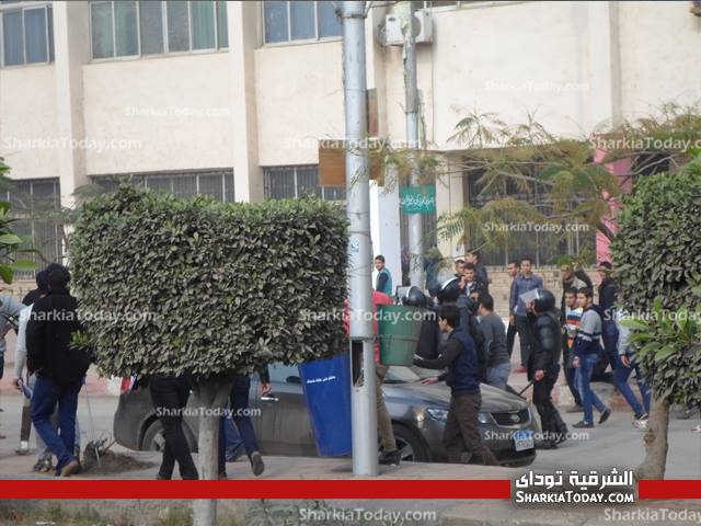 بالصور : اشتباكات عنيفة بين طلاب الإخوان ومعارضيهم داخل جامعة الزقازيق 2 75196_753408071353599_693922581_n - Copy