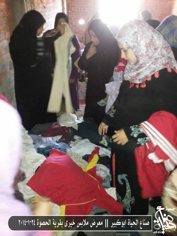 بالصور : معرض ملابس خيري لصناع الحياة بقري " أبوكبير " 2 954506_10201275024014505_266152409_n