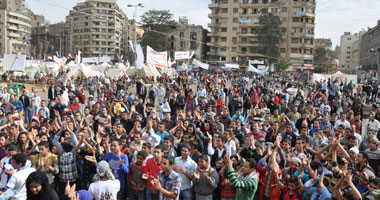 المتظاهرون يقيمون منصتين بالتحرير للاحتفال بالذكرى الثالثة للثورة 1 s1220124134319