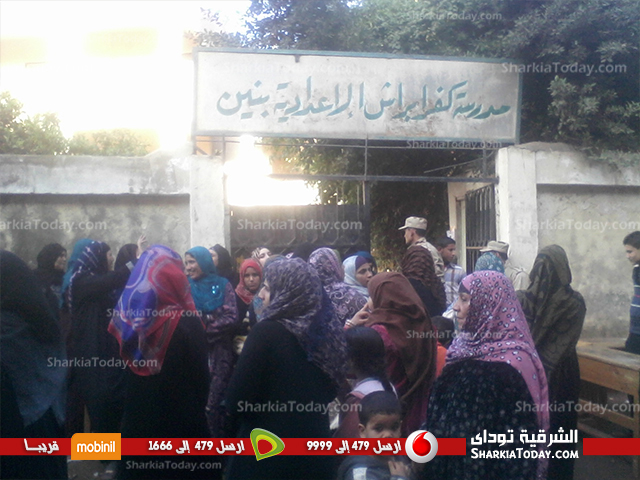 بالصور : توافد الناخبين بمشتول السوق وسط تواجد أمني مكثف بثاني ايام الاستفتاء علي الدستور 1 ابراش
