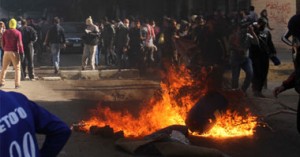 اشتباكات عنيفه بميدان القومية في الزقازيق والمحال التجارية تغلق ابوابها 1 اشتباكات بين الأمن والإخوان
