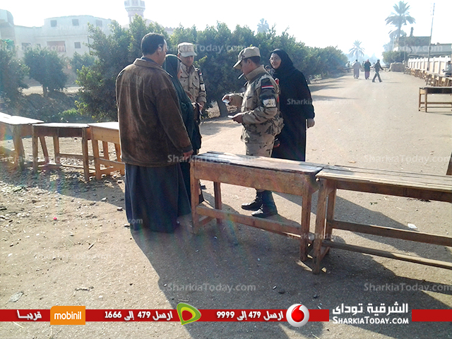 بالصور : توافد الناخبين بالحسينية في ثاني ايام الاستفتاء علي الدستور وسط تواجد أمني مكثف 2 تفتيش