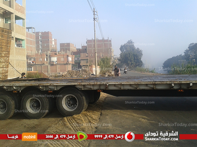 شاحنة نقل مُعطلة تعيق حركة السيارات بطريق كفر الحصر بالزقازيق 1 زقازيق