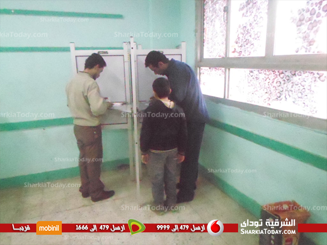 استمرار عملية التصويت بـ " القنايات "في ثاني ايام الاستفتاء علي الدستور 2 طفل
