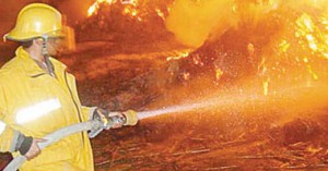 إصابة 4 عمال باختناقات فى حريق بمخزن المنتج بمصنع العاشر فى الشرقية