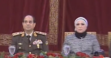 المشير السيسى والسيدة حرمه خلال تكريم القادة المحالين للتقاعد
