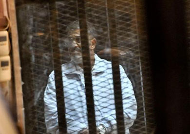 مرسي يطالب الدفاع بالانسحاب: "إحنا في مهزلة والمحكمة خايفة مننا" 1 المعزول أثناء المحاكمة اليوم