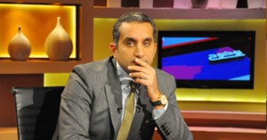 معارضو باسم يوسف يرفعون الأحذية أمام مسرح راديو أثناء تسجيل الحلقة
