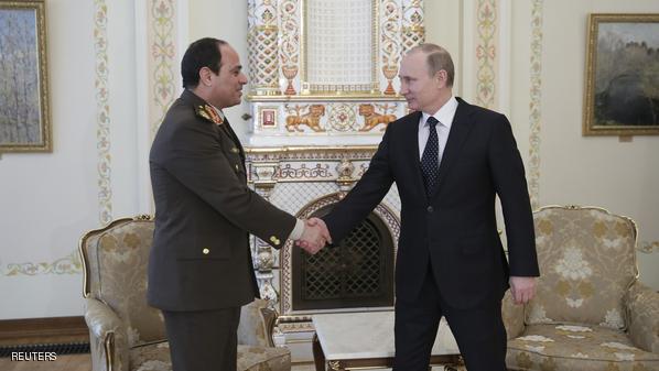 بوتن يتمنى فوز السيسي بانتخابات مصر 1 Russian President Putin shakes hands with Egypt's Army chief Field Marshal Sisi during their meeting at Novo-Ogaryovo