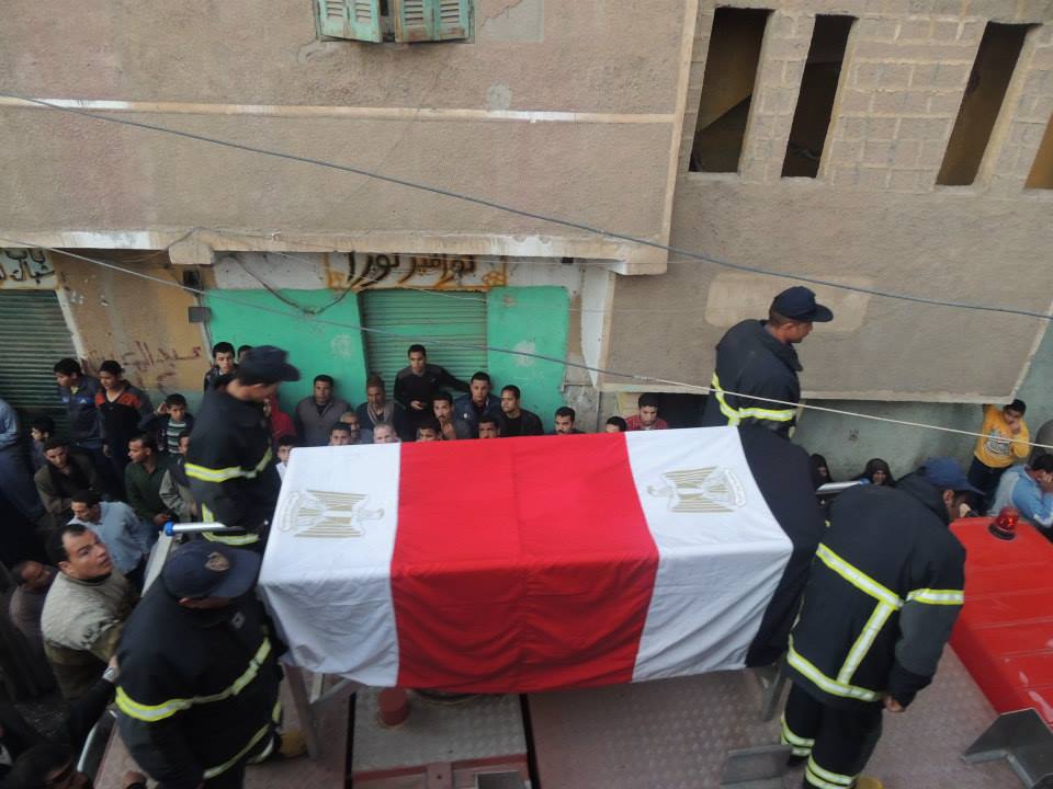 بالصور .. أهالي منيا القمح يشيعون جثمان شهيد الشرطة إلى مثواه الأخير 3 11