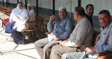 عاملو مستشفى الأحرار بالزقازيق يغلقون الأبواب بالجنازير 1 1220141011630 (1)
