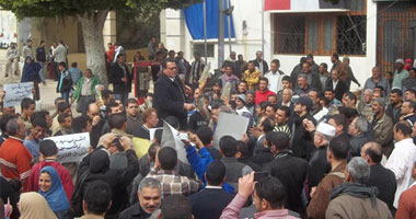 "معلمو الشرقية" يتظاهرون أمام الوزارة اعتراضا على قرار فصلهم 1 1220142154110