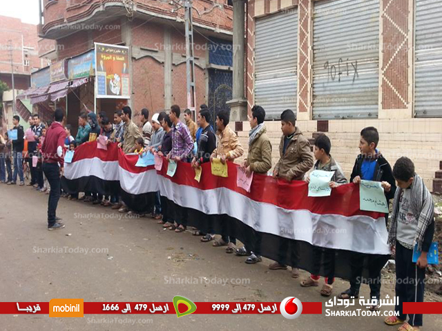 سلسلة بشرية لانصار الرئيس المعزول بالعدوة للمطالبة بالافراج عن المعتقلين 1 1