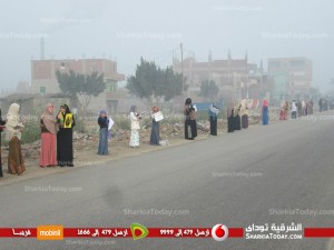 بالصور .. سلسلة بشرية لأنصار مرسي بطريق ابوحماد ابوكبير 1 1
