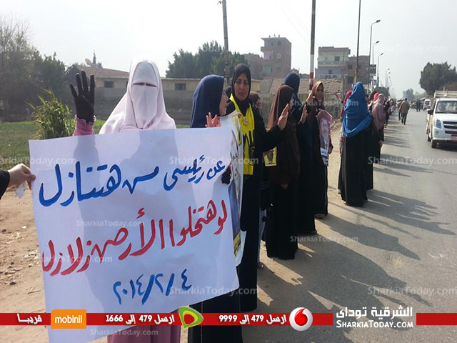 سلسلة بشرية للإخوان أمام مسقط رأس مرسى بالعدوة رفضاً لمحاكمته 2 1