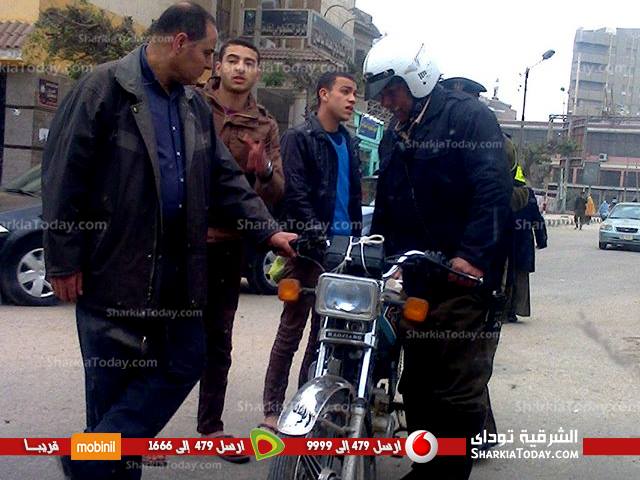 بالصور : شرطة المرور تضبط سائق دراجة بخارية بدون لوحات معدنية بالزقازيق 1 1604383_10151946031168671_1289435687_n