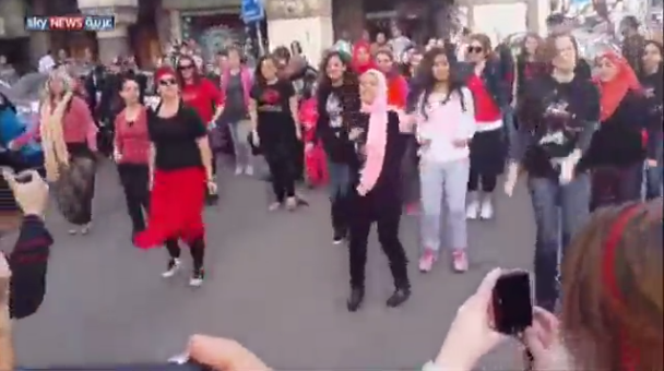 مصريات يرقصن بالشارع ضد العنف 1 1622813_701477979902531_732713311_n