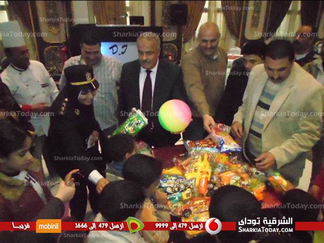 بالصور : نادى ضباط الشرطة بالشرقية ينظم حفلا للأيتام ضمن احتفالات أعياد الشرطة 1 1743659_10151922859988671_1356771617_n