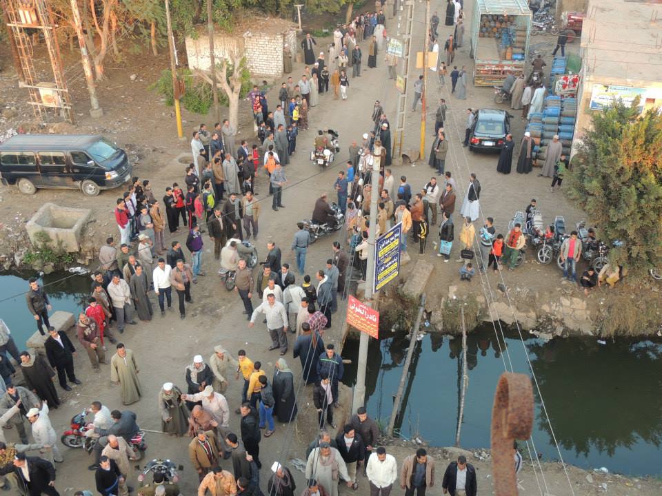 بالصور .. أهالي منيا القمح يشيعون جثمان شهيد الشرطة إلى مثواه الأخير 2 2
