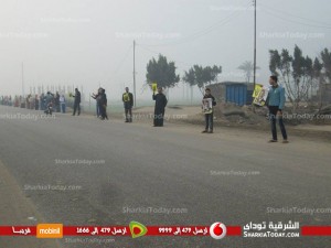 بالصور .. سلسلة بشرية لأنصار مرسي بطريق ابوحماد ابوكبير 2 2