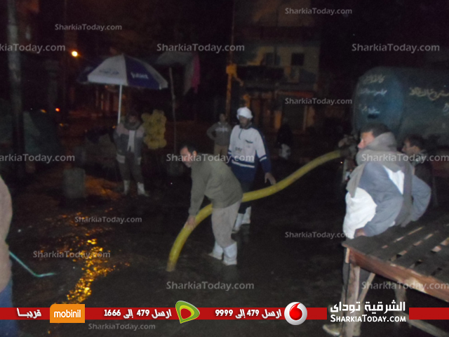 بالصور .. عمال النظافة ينزحون مياه الامطار بالقنايات 1 5