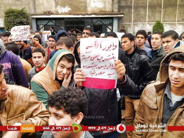 وقفة لشباب الحسينية أمام مجلس المدينة للمطالبة بإصلاح الطريق لليوم الثانى على التوالى 1 6