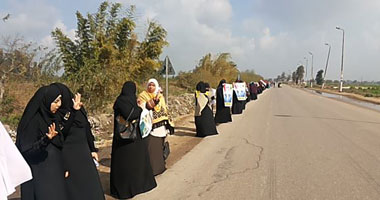 سلاسل بشرية للإخوان بالعدوة تزامنا مع محاكمة مرسي بتهمة التخابر 1 S2201416115311