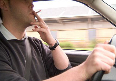 دراسة: الإقلاع عن التدخين يزيد السعادة 1 smoking-while-driving