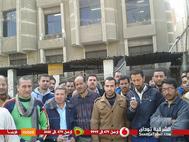 عمال مياه الشرب ينظمون وقفة للمطالبة بتطبيق الحد الادني للأجور بالزقازيق 1 عمال مياه الشرب ينظمون وقفة للمطالبة بتطبيق الحد الادني للأجور بالزقازيق (1)