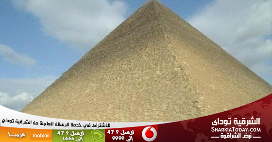 شاب يعتلي الهرم الأكبر ويشترط إحضار وجبة بطاطس مقلية للنزول 1 شاب يعتلي الهرم الأكبر ويشترط إحضار وجبة بطاطس مقلية للنزول