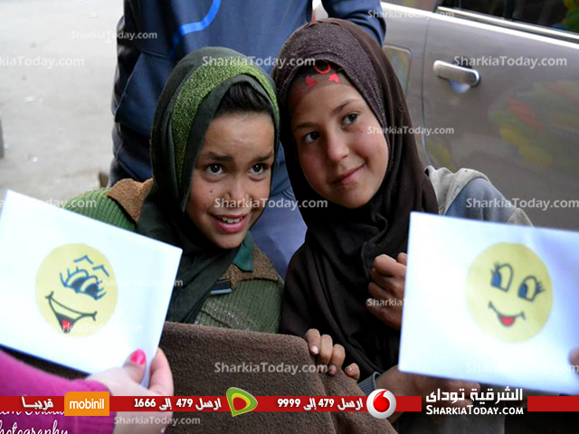 بالصور.."متفائلون الزقازيق " ينظمون حملة "اضحك ضحكتك حلوة" لرسم البسمة علي وجوه المواطنين 2 11