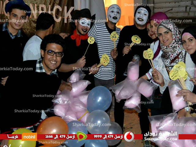 بالصور.."متفائلون الزقازيق " ينظمون حملة "اضحك ضحكتك حلوة" لرسم البسمة علي وجوه المواطنين 6 11