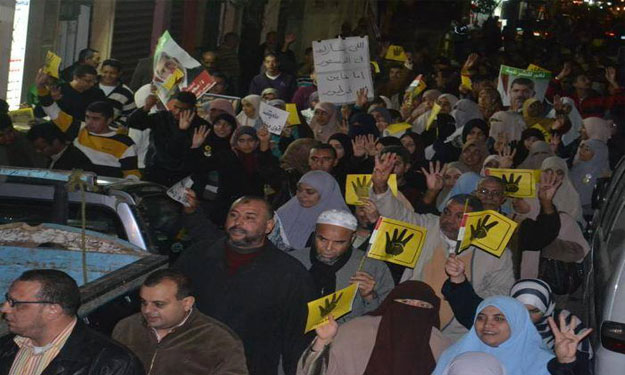 انصار المعزول بـ " كفرصقر " ينظمون مسيرة ليلية لرفض محاكمتة 1 12