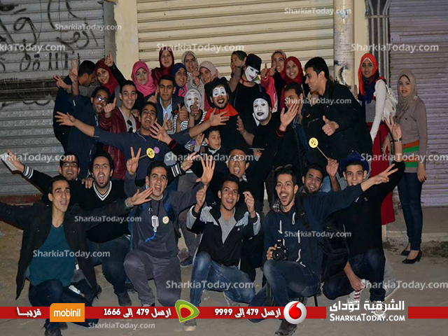 بالصور.."متفائلون الزقازيق " ينظمون حملة "اضحك ضحكتك حلوة" لرسم البسمة علي وجوه المواطنين 1 1