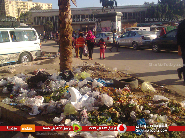 بالصور .. ميدان المحطة بالزقازيق فى حصار ما بين القمامة والباعة الجائلين 3 3