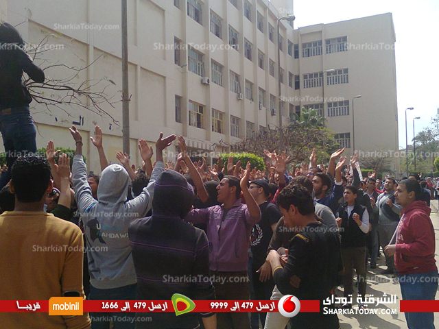 بالصور : تظاهرات بجامعه الزقازيق تطالب بإقاله رئيس الجامعه والافراج عن المعتلقين 3 جامعة