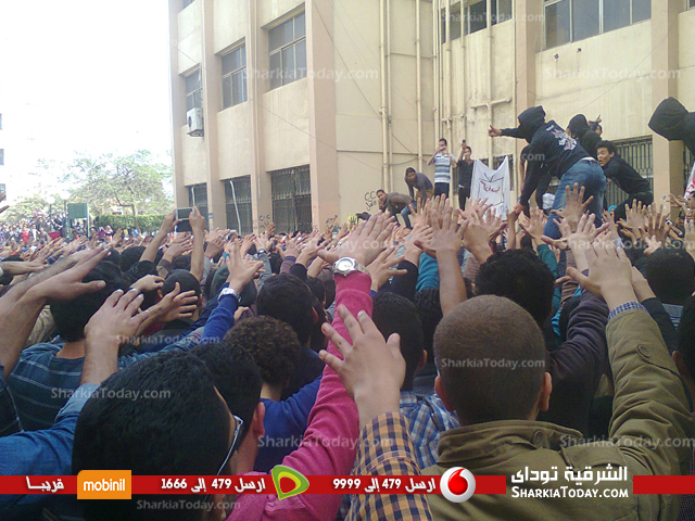 بالصور : تظاهرات بجامعه الزقازيق تطالب بإقاله رئيس الجامعه والافراج عن المعتلقين 2 زقازيق