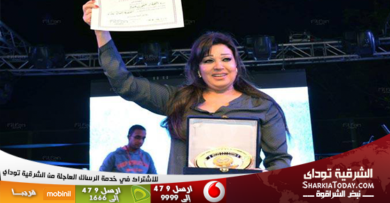 نشطاء مواقع التواصل الاجتماعي يسخرون من تكريم " فيفي عبده " بـالام المثالية 1 فيفي