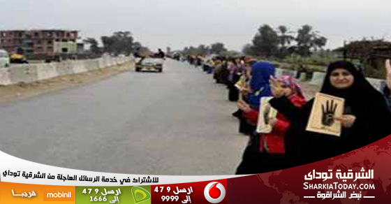انصار المعزول ينظمون سلسلة بشرية بكفر صقر رفضا لمحاكمتة 1 مسيره