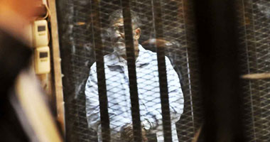 شاشات عرض داخل قفصي الاتهام وتفتيش مداخل ومخارج قاعة محاكمة مرسى