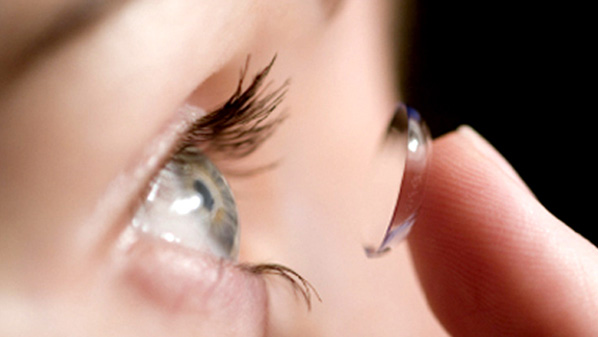 باحثون يطورن عدسات لاصقة بميزة الرؤية في الظلام 1 lenses