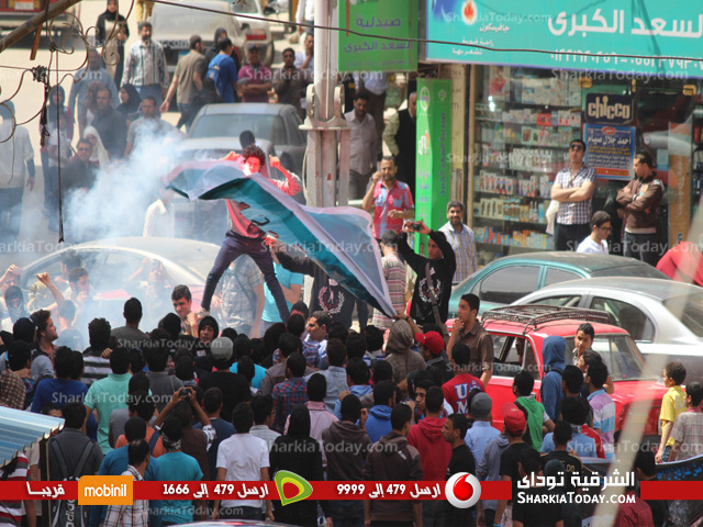 بالفيديو والصور : اصابة 4 اشخاص وتحطيم سيارة حصيلة اشتباكات بميدان القومية في الزقازيق 3 مسيرة