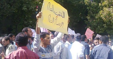 معلمون يحاصرون مدير إدارة بلبيس لرفضه استكمال إجراءات التعاقد 1 احتجاج معلمين الشرقيه